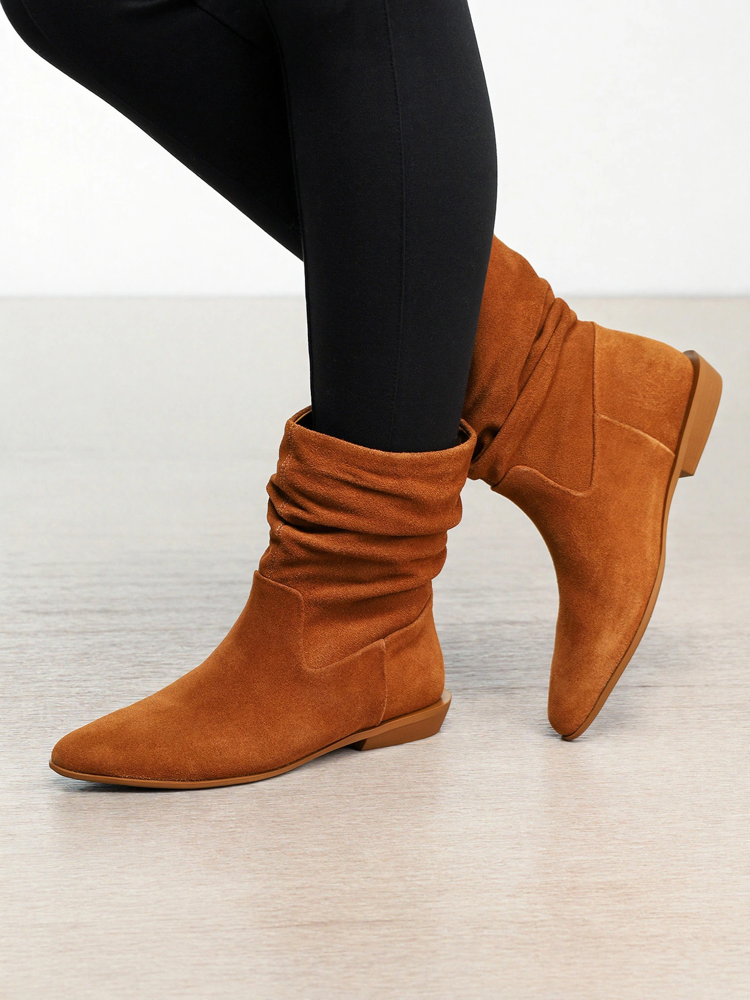 Ботинки рыжего цвета на низком каблуке